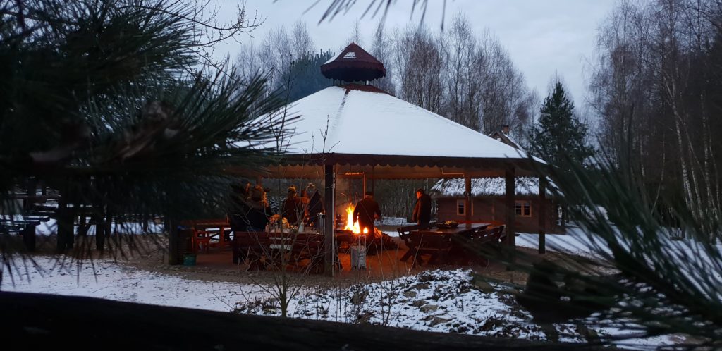 Ognisko pod altaną, zimą na terenie Gospodarstwa Agroturystycznego Dolina Bobrów