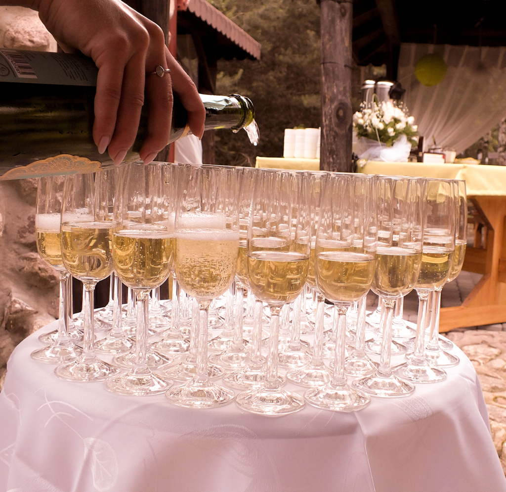 Kieliszki z szampanem do toastu Dolina Bobrów