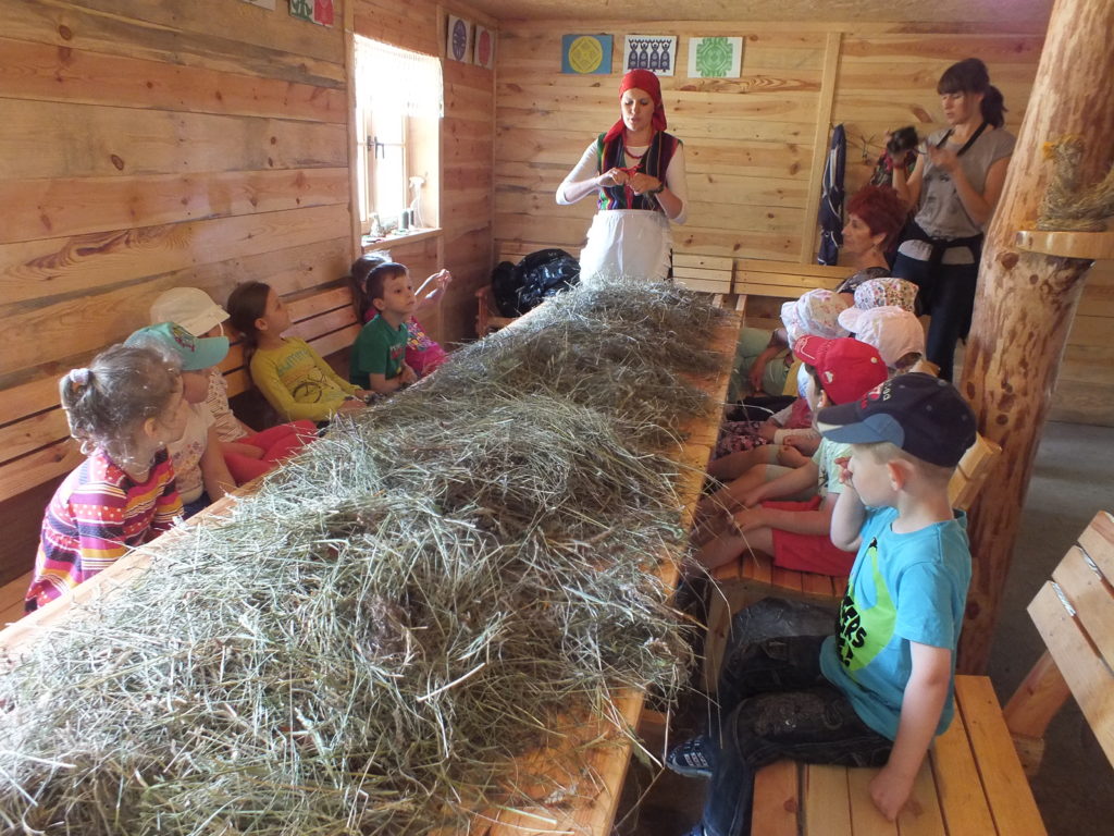 Wyplatanki z siana w Gospodarstwie Agroturystycznym Dolina Bobrów