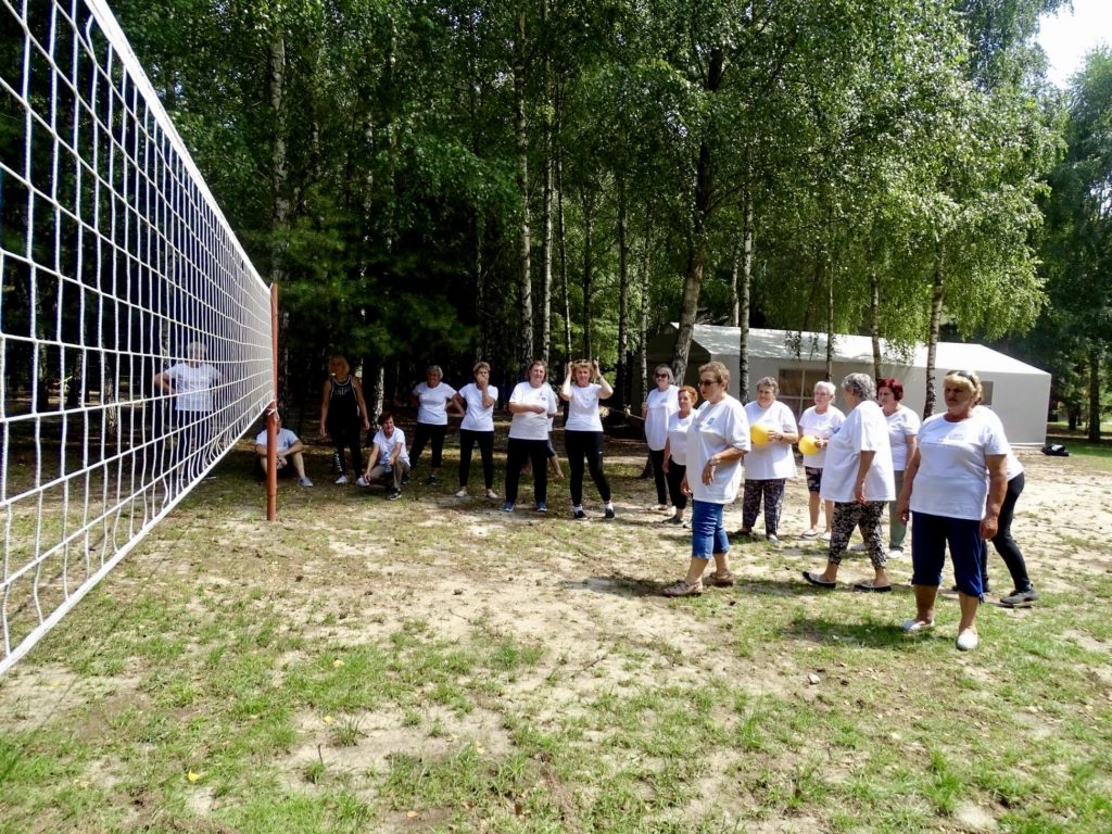 Gra w siatkówkę na terenie Gospodarstwa Agroturystycznego Dolina Bobrów