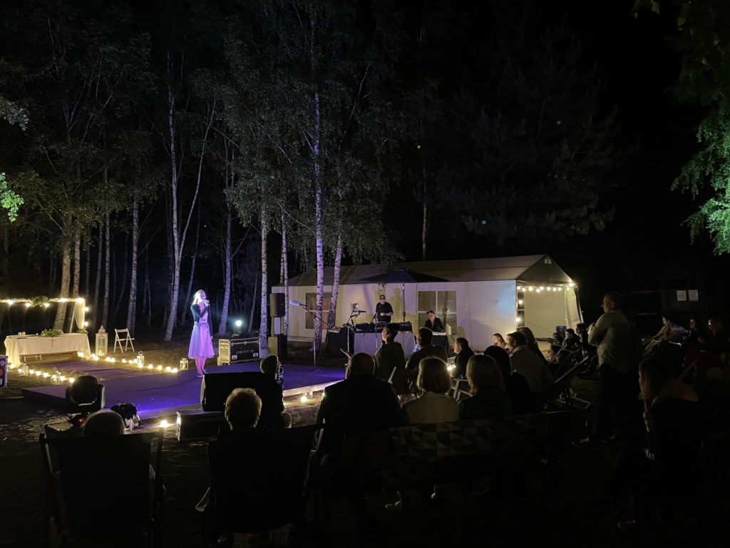 Namiot taneczny i miejsce występów na terenie Gospodarstwa Agroturystycznego Dolina Bobrów