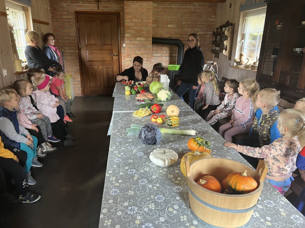 Warsztaty jesienne, poznawanie warzyw i owoców po smaku i dotyku w Gospodarstwie Agroturystycznym Dolina Bobrów