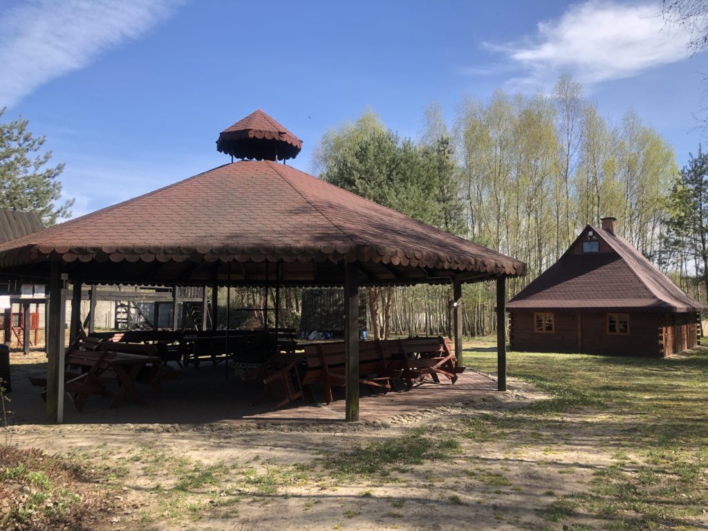Altana i sala warsztatowa na terenie Gospodarstwa Agroturystycznego Dolina Bobrów