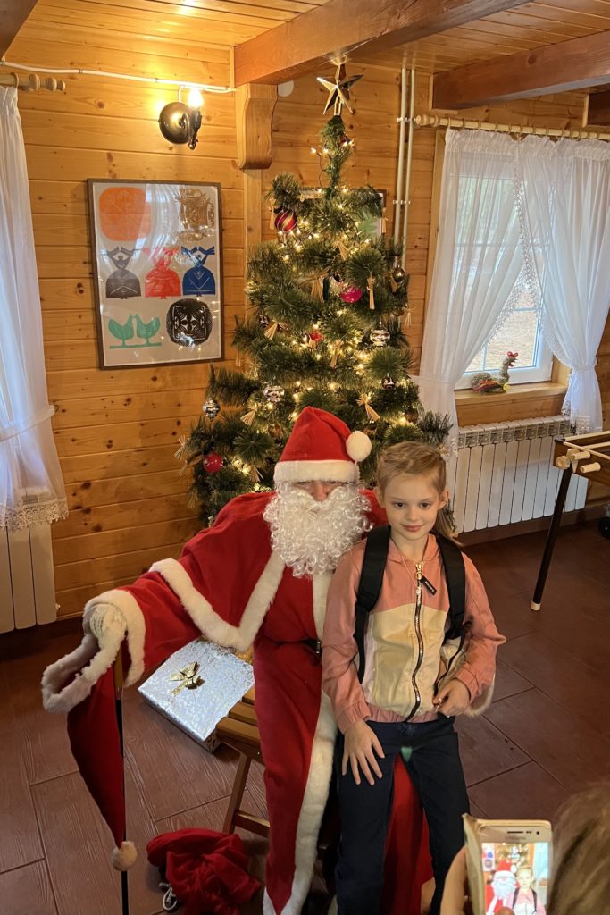 Spotkanie ze świętym Mikołajem, rozdanie prezentów, śpiewanie kolęd w Gospodarstwie Agroturystycznym Dolina Bobrów