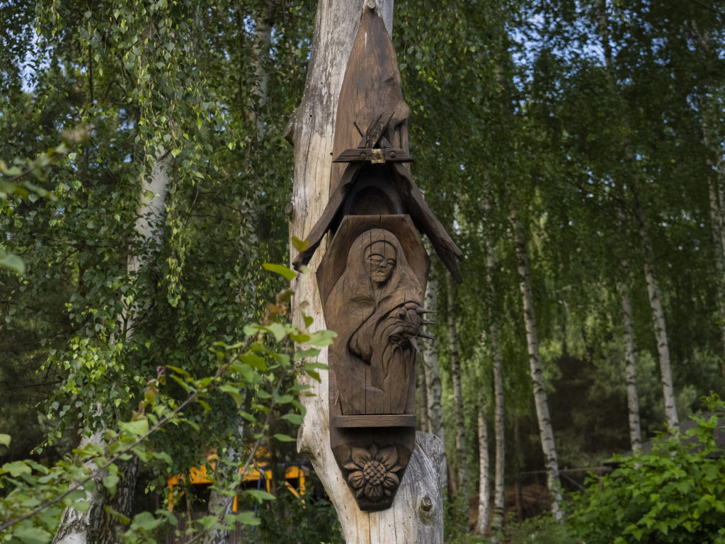 Kapliczka na drzewie na terenie Gospodarstwa Agroturystycznego Dolina Bobrów.