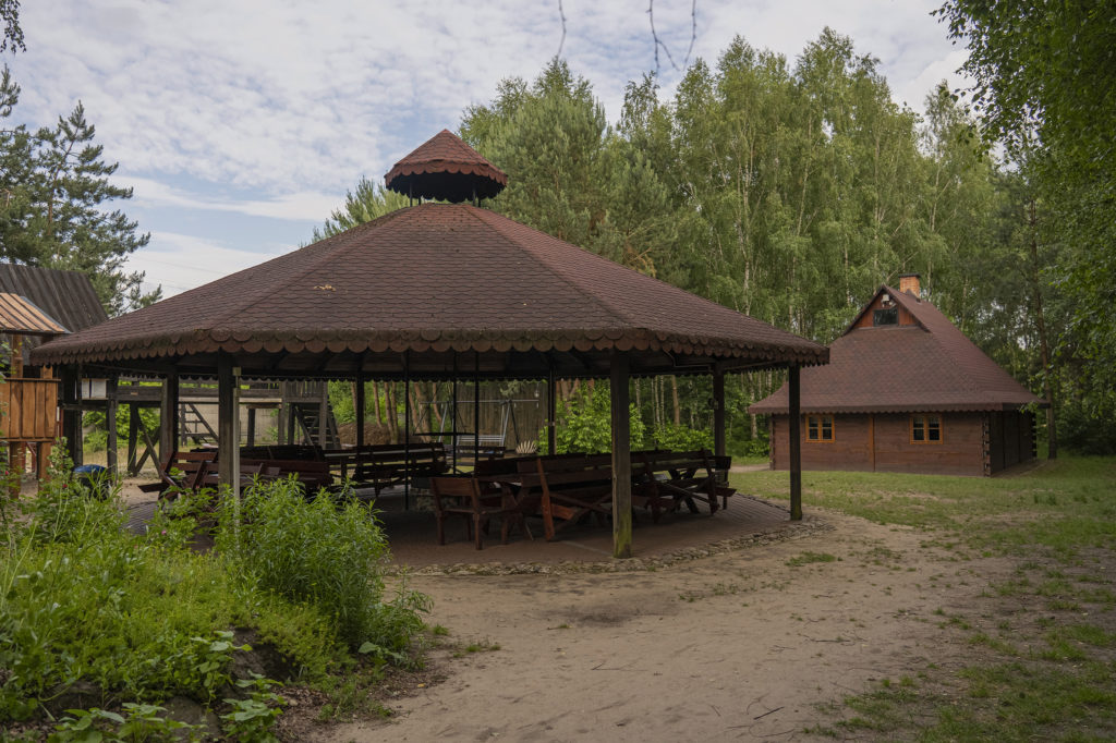 Altana i sala warsztatowa na terenie Gospodarstwa Agroturystycznego Dolina Bobrów.