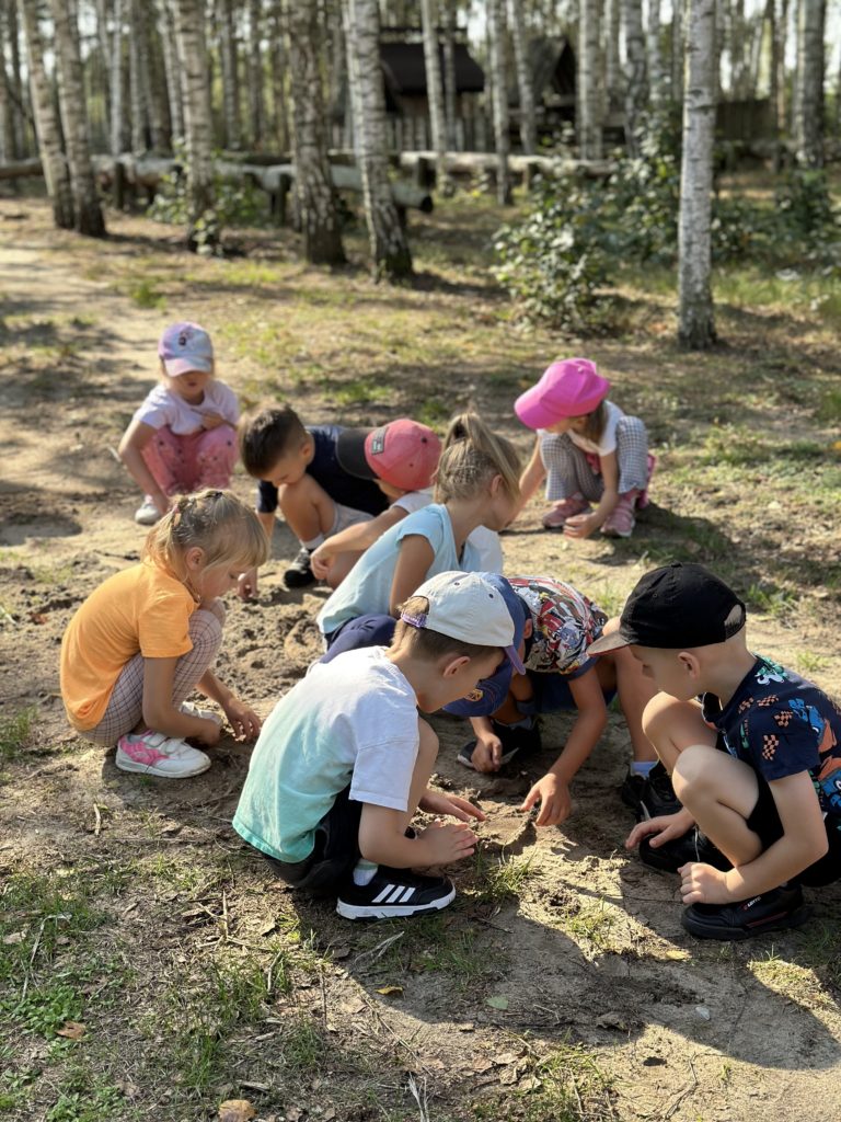 Dzieci szkolne kopiące ziemniaki