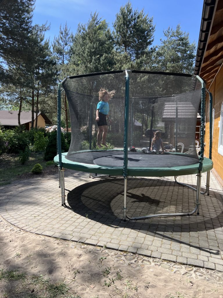 Zabawa na trampolinie